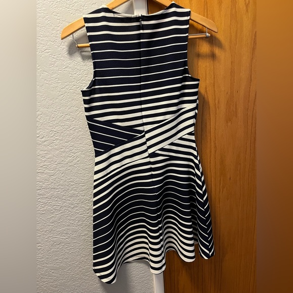 Montaeu Large flattering dress. - Picture 2 of 4